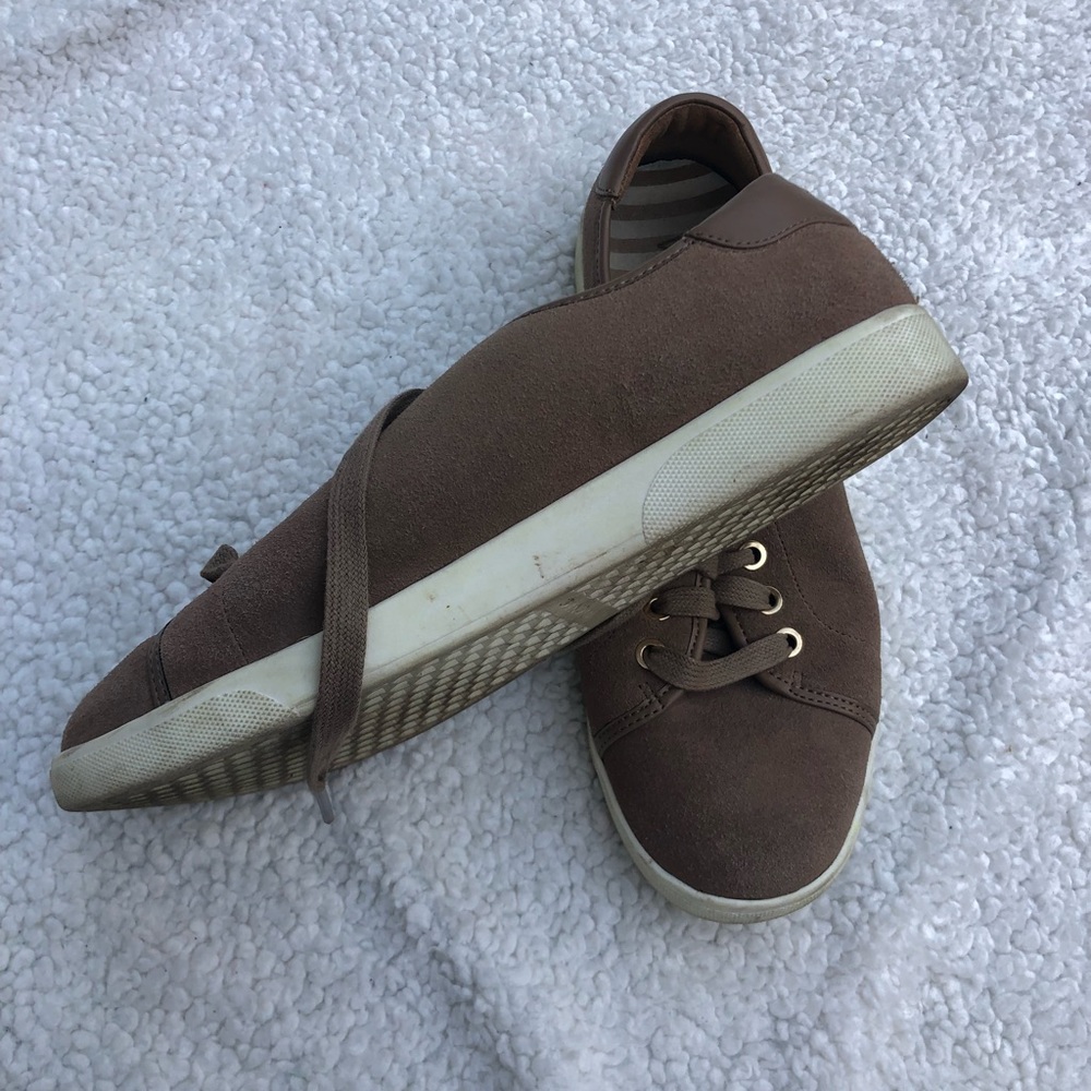 Vionic Sneakers - Picture 2 of 6